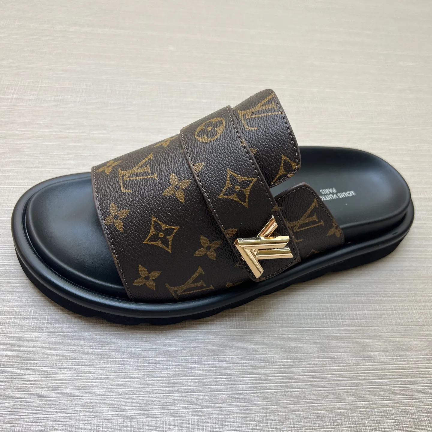 Factory price: 360💰【LOUIS VUITTON】Louis Vuitton, LV printing, men's and women's slippers are on the market, drawer box packaging with cloth bag, card, the upper pattern looks very soft and waxy, super versatile leg slimming artifact. Fabric: imported denim/canvas/old fabric, LV hardware LOGO, official website pattern printing, comfortable to wear, foot pads: high elastic men's shoes💰U water table. Sole: foam sole, heel height: about 5cm. Code number: 35-46, 35, 45, 46 are custom-made and non-returnable. Color: multiple colors and styles available.